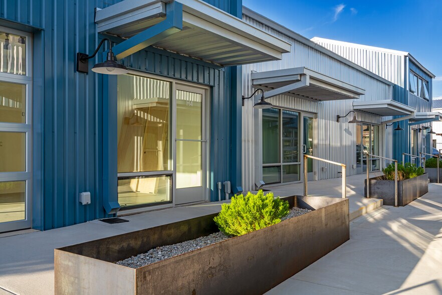 More Photos Of 1189 Parkway Dr, Santa Fe Showroom For Sale