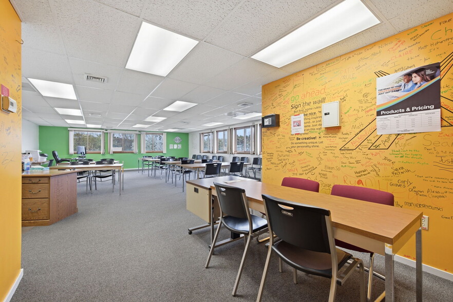 More Photos Of 160 Oak St, Glastonbury Office For Sale