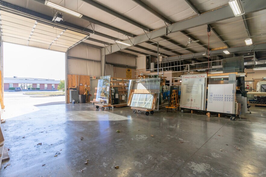 More Photos Of 1324-1328 SW Market St, Lee's Summit Warehouse For Lease