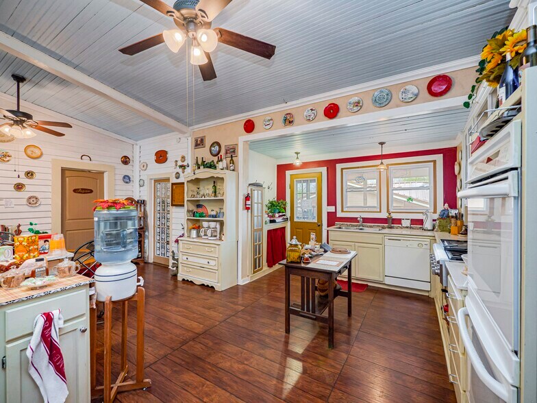 More Photos Of 1307 Wright St, Llano Freestanding For Sale