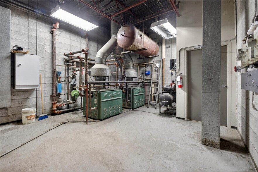 More Photos Of 11831 123 St NW, Edmonton Office For Sale