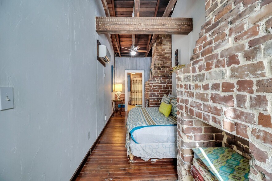 More Photos Of 8 E 41st St, Savannah Storefront Retail Residential For Sale