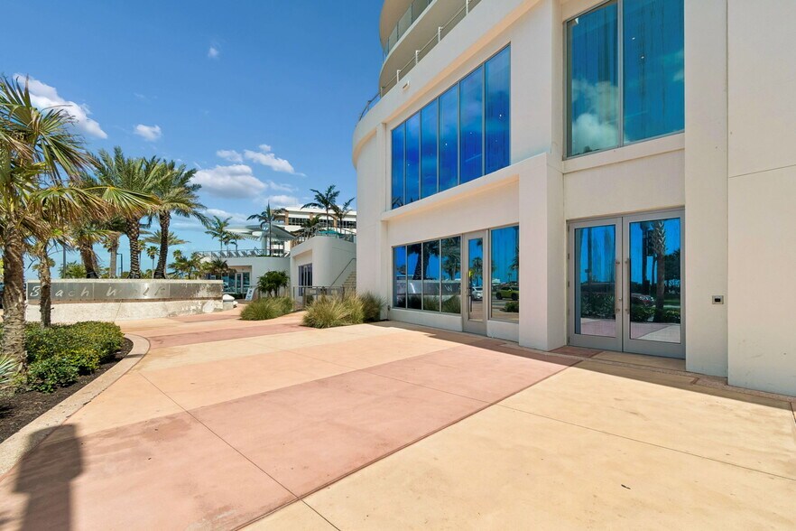 More Photos Of 400 Coronado Dr, Clearwater Beach Hotel For Lease