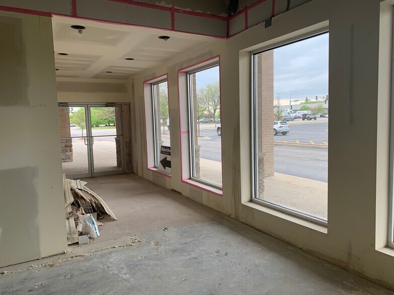 More Photos Of 546-584 S Randall Rd, Saint Charles Unknown For Lease