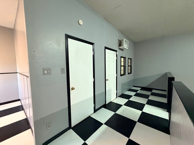 More Photos Of 730 Wainwright St, Denton Office For Lease