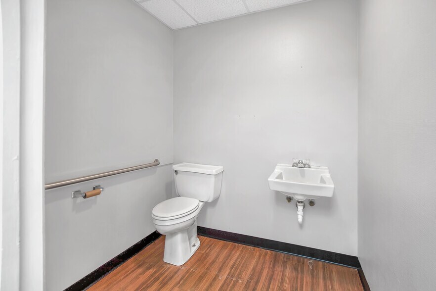 More Photos Of 949 Lane Ave S, Jacksonville Medical For Lease