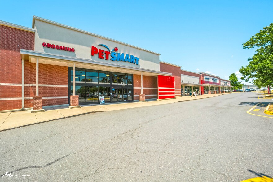 More Photos Of 27 S Gateway Dr, Fredericksburg Storefront For Sale