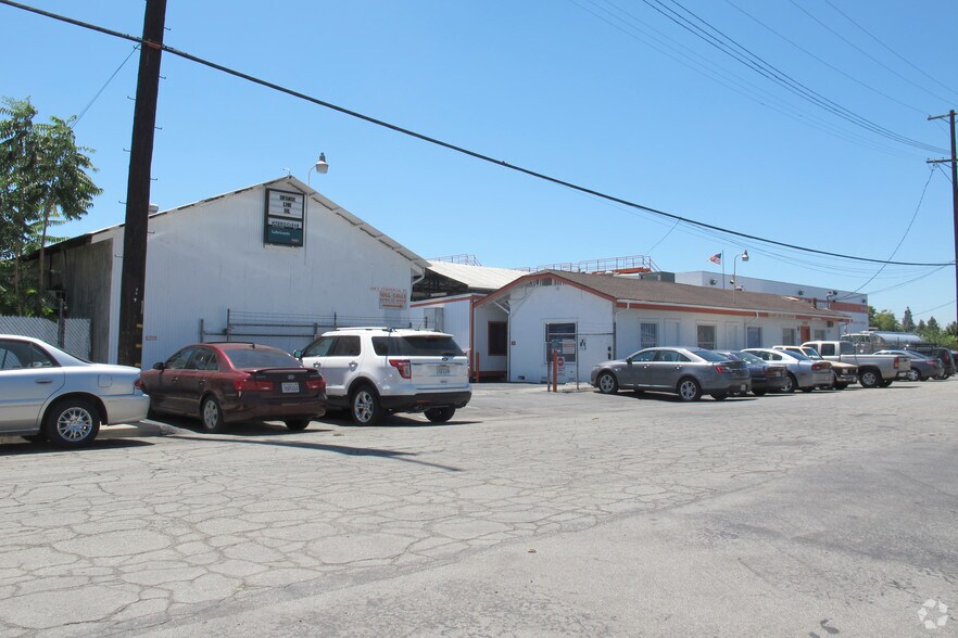 More Photos Of 404-480 E Commercial St, Pomona Warehouse For Sale