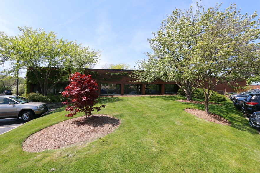 More Photos Of 666 Dundee Rd, Northbrook Unknown For Lease