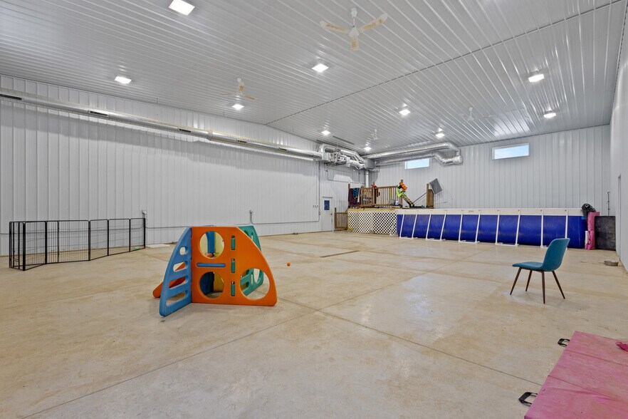 More Photos Of 390 Progress Dr, Cottage Grove Veterinarian Kennel For Sale