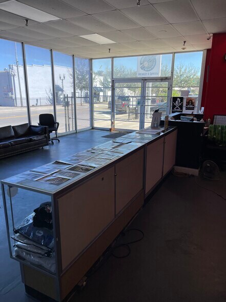 More Photos Of 1016 W Church St, Orlando Showroom For Lease