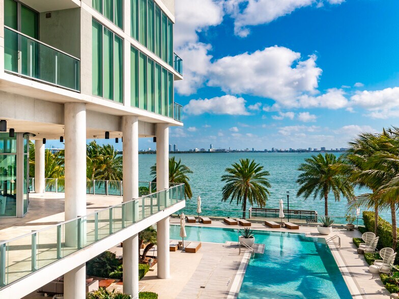 More Photos Of 2955 NE 7th Ave, Miami Storefront Retail Office For Sale