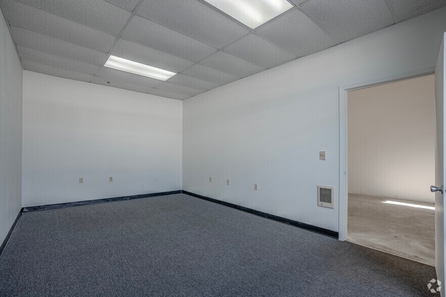 More Photos Of 2056 NE Aloclek Dr, Hillsboro Warehouse For Lease