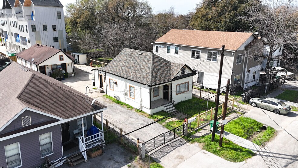 More Photos Of 1611 Common St, Houston Apartments For Sale