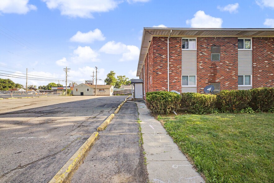 More Photos Of 1870 Saint Johns Blvd, Lincoln Park Apartments For Sale