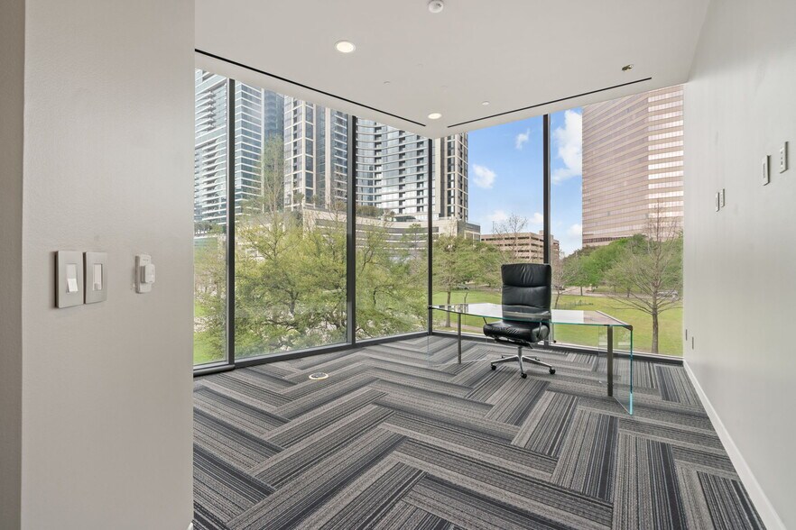 More Photos Of 1700 Post Oak Blvd, Houston General Retail For Lease