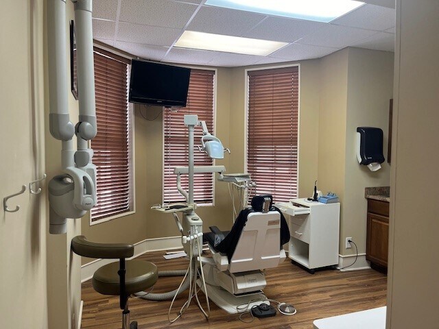 More Photos Of 850 E Franklin St, Kenton Medical For Sale