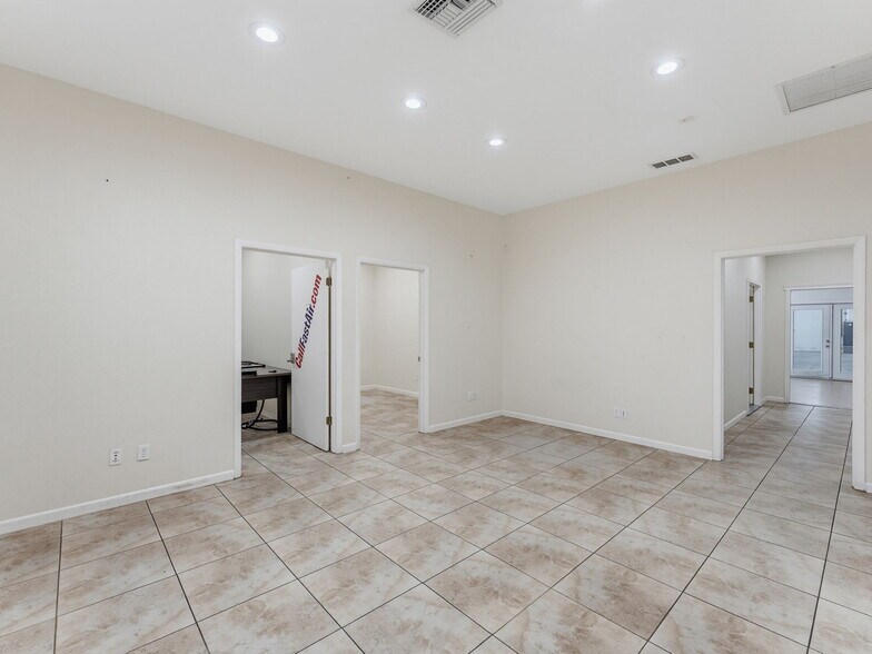 More Photos Of 3347 SW 7th St, Ocala Distribution For Sale