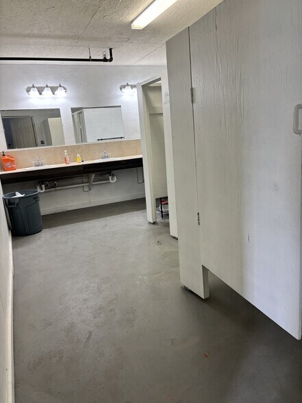 More Photos Of 1403 W Welch St, Taylor Warehouse For Sale