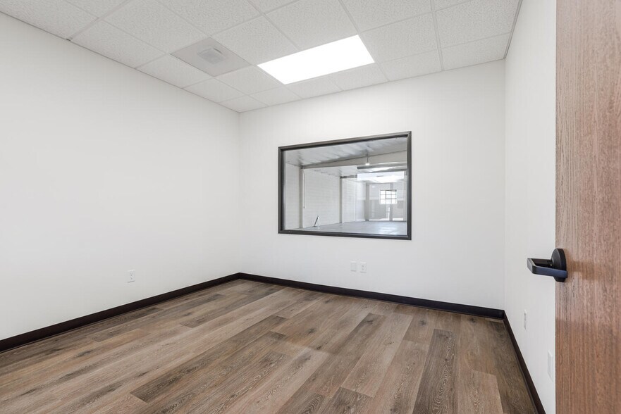 More Photos Of 13755-13761 Saticoy St, Panorama City Warehouse For Lease