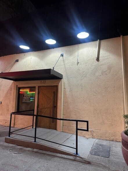 More Photos Of 1522 Wall St, Bakersfield Storefront For Lease