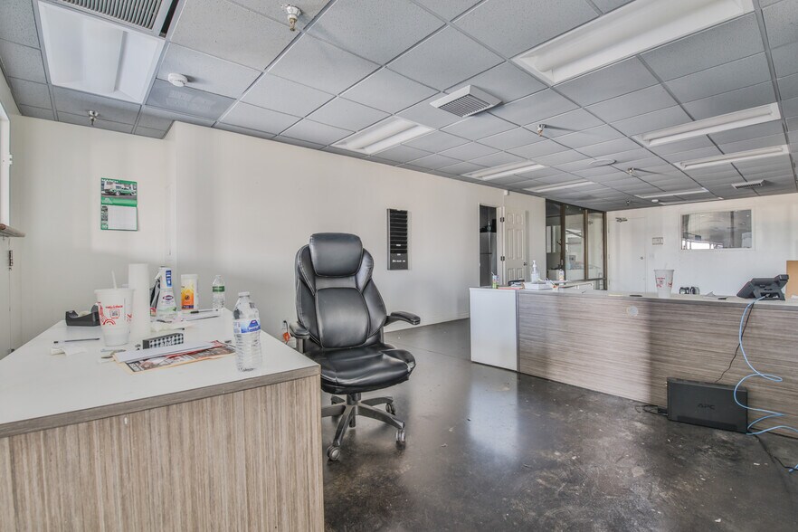 More Photos Of 9130 Glenoaks Blvd, Sun Valley Manufacturing For Lease
