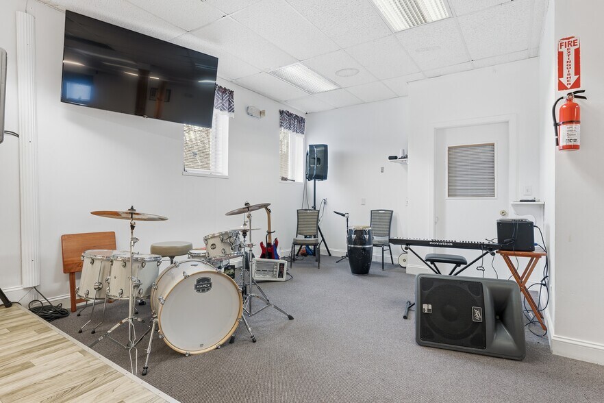 More Photos Of 55 Curtis St, New Britain Freestanding For Sale