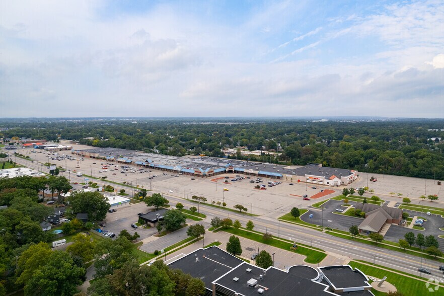 More Photos Of 950-1148 28th St SW, Wyoming Storefront For Lease