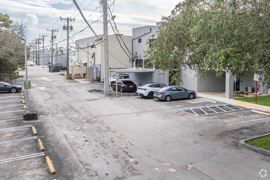 More Photos Of 11205 S Dixie Hwy, Pinecrest Bank For Lease