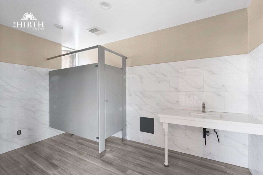 More Photos Of 8621 Bellanca Ave, Los Angeles Office For Sale