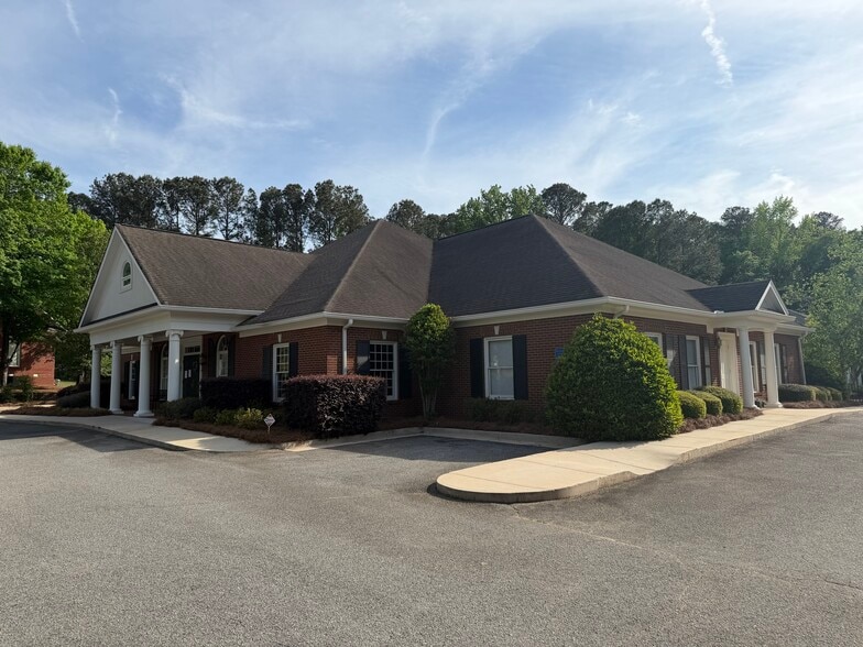 More Photos Of 385 Hawthorne Ln, Athens Medical For Lease