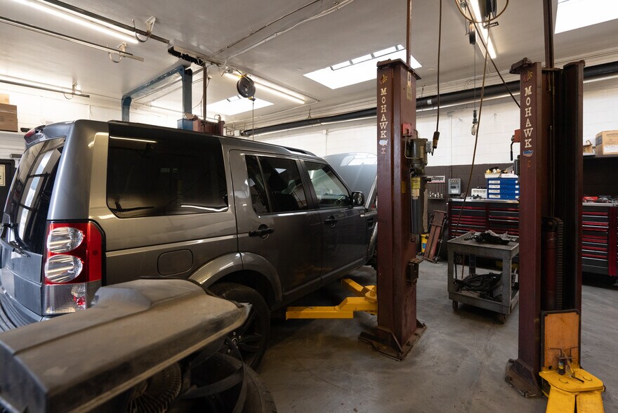 More Photos Of 16130 E Nine Mile Rd, Eastpointe Auto Repair For Sale