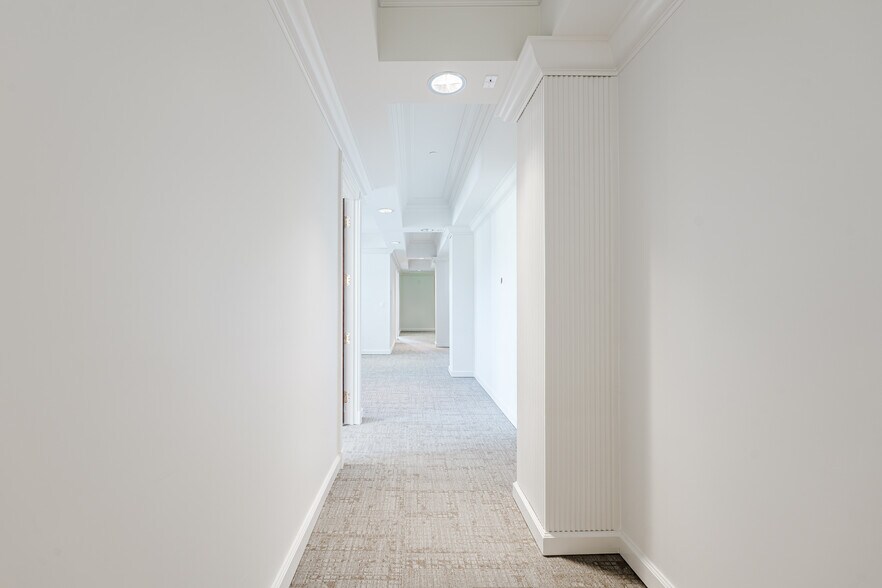 More Photos Of 420 Royal Palm Way, Palm Beach Office For Lease