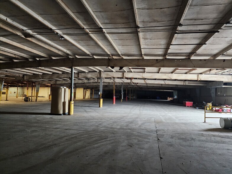 More Photos Of 7301 Victory Blvd, Newport Warehouse For Sale