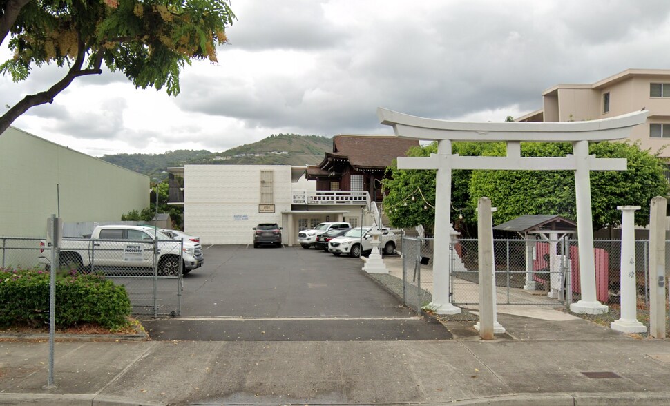Primary Photo Of 2020 S King St, Honolulu General Retail For Sale