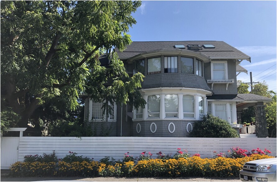 Primary Photo Of 1902 Blenheim St, Vancouver Apartments For Sale