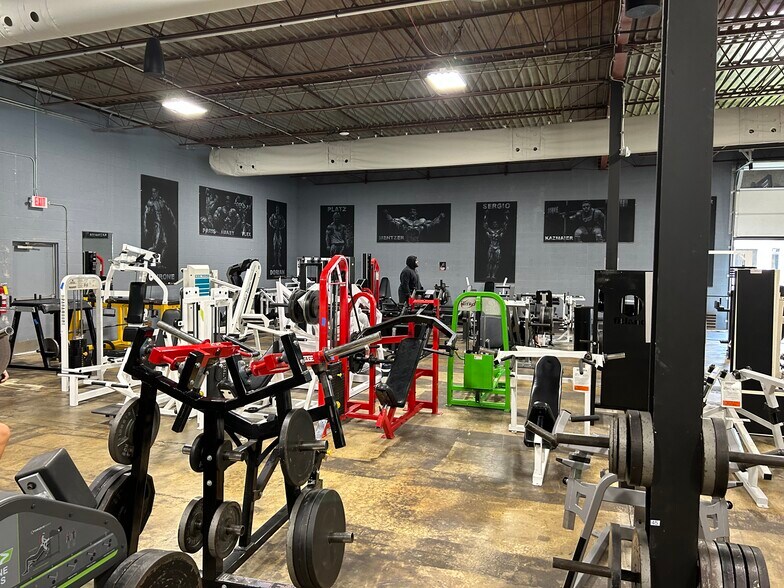 More Photos Of 251-253 Chesterfield Industrial Blvd, Chesterfield Warehouse For Sale