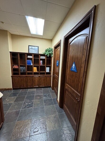 More Photos Of 303 E Caldwell Ave, Visalia Office For Sale