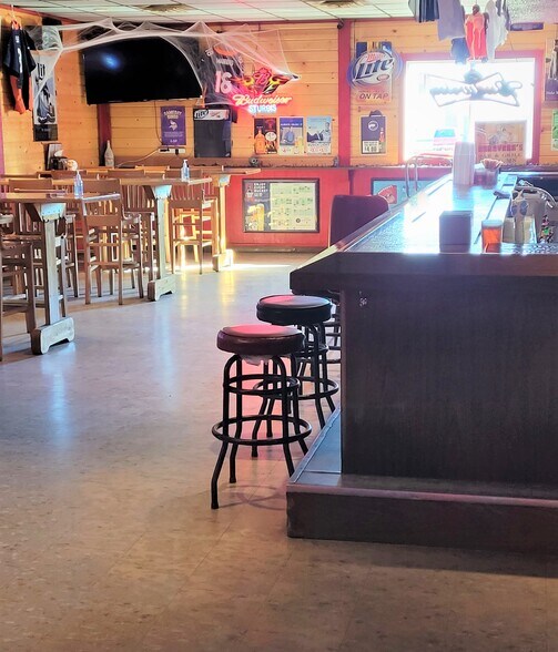 More Photos Of 209 N 5th Ave E, Truman Freestanding For Sale