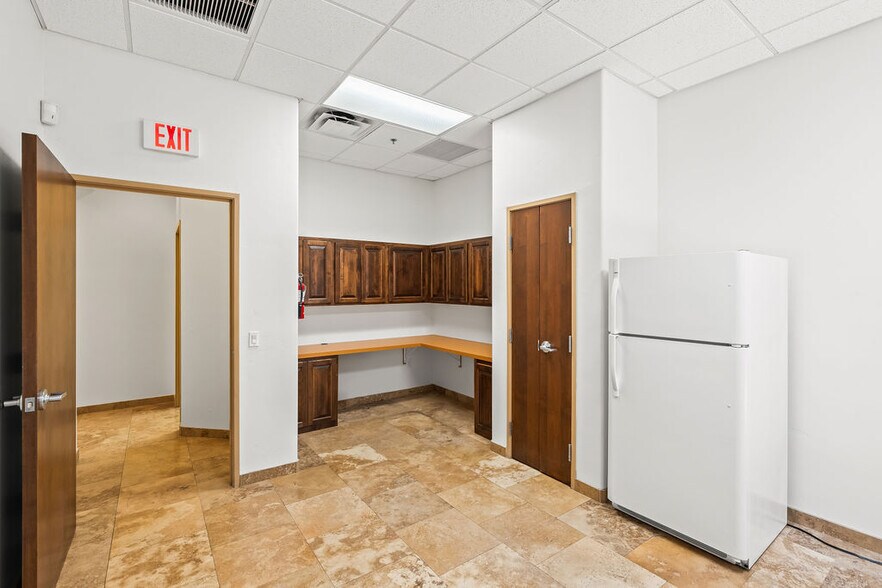 More Photos Of 7336 E Deer Valley Rd, Scottsdale Office For Sale