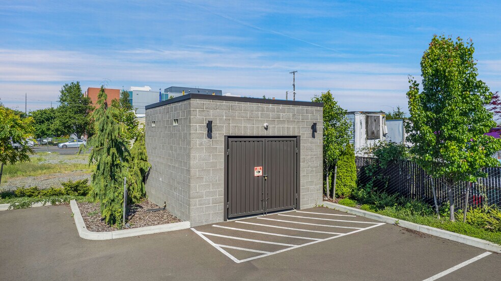 More Photos Of 2462 SE 82nd Ave, Portland Storefront Retail Office For Lease