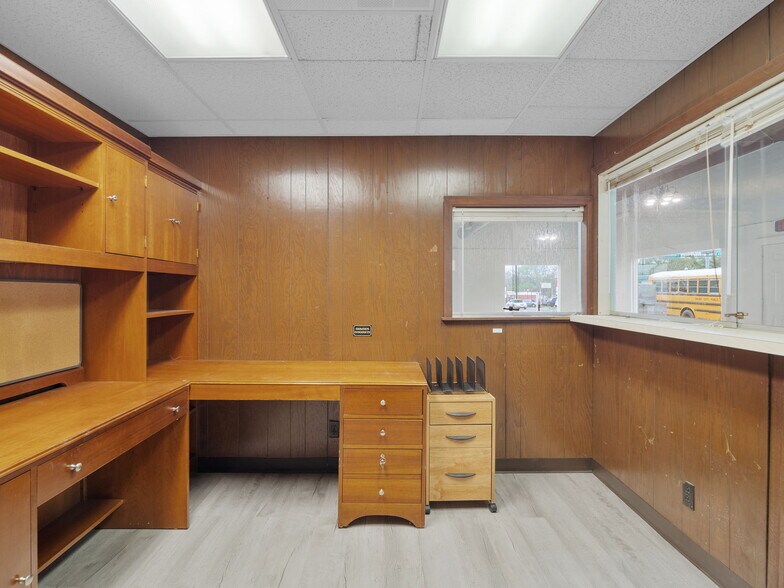 More Photos Of 200 E 4th St, Salem Freestanding For Lease