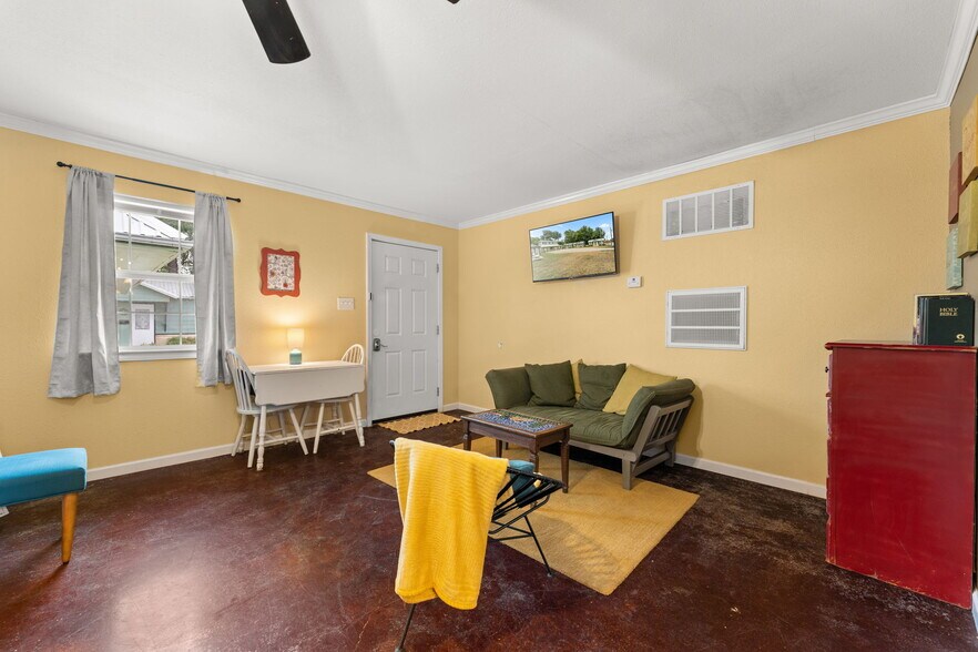 More Photos Of 702 W Wallace St, San Saba Hotel For Sale