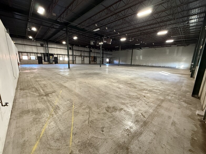 More Photos Of 78-98 Rebeschi Dr, North Haven Warehouse For Lease