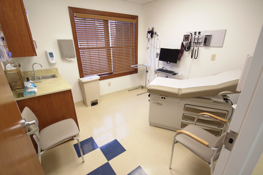 More Photos Of 1365 Kelso Dr, Kent Medical For Sale