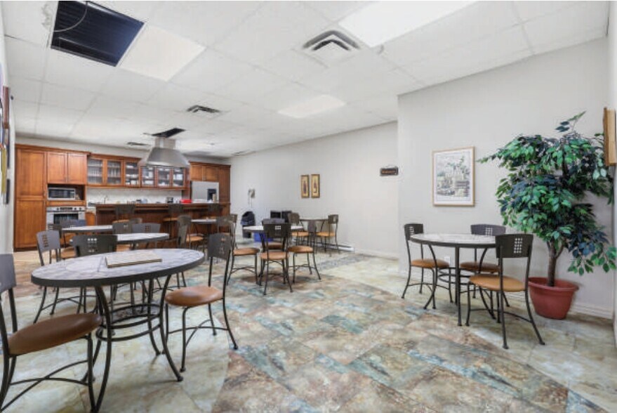 More Photos Of 8905 Boul Henri-Bourassa O, Saint-Laurent Showroom For Sale