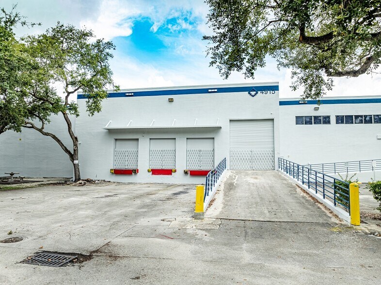 More Photos Of 4915 NW 159th St, Miami Lakes Warehouse For Lease