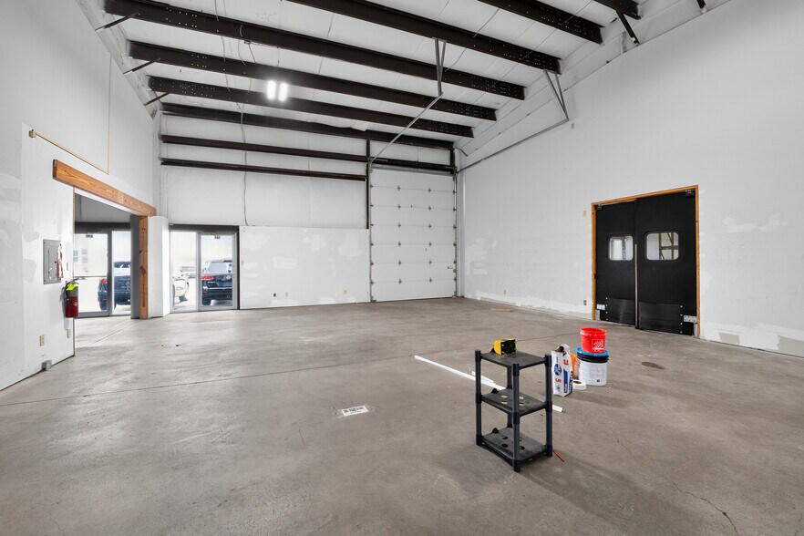 More Photos Of 559 Industrial Dr, Carmel Industrial For Lease