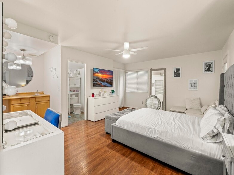 More Photos Of 406 E Ave, Coronado Multifamily For Sale