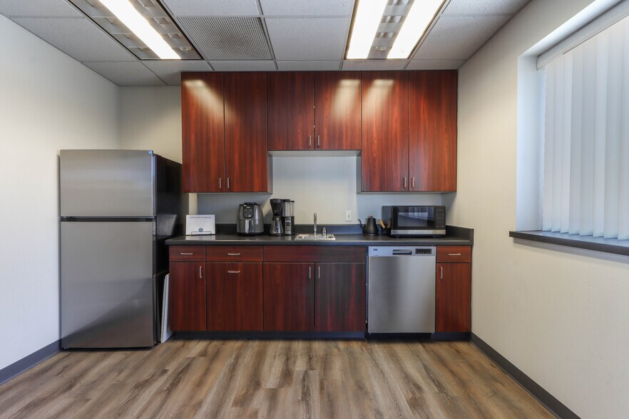 More Photos Of 1740 Park Ave, Plover Storefront Retail Office For Sale